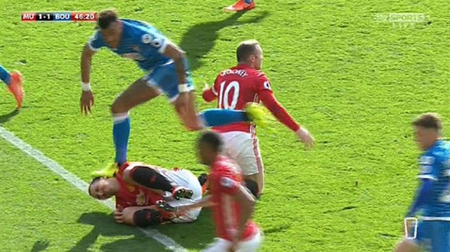 Mings bu pozisyonda Ibrahimovic'in kafasına basarken İsveçli futbolcu intikamını dirsek atarak aldı. 