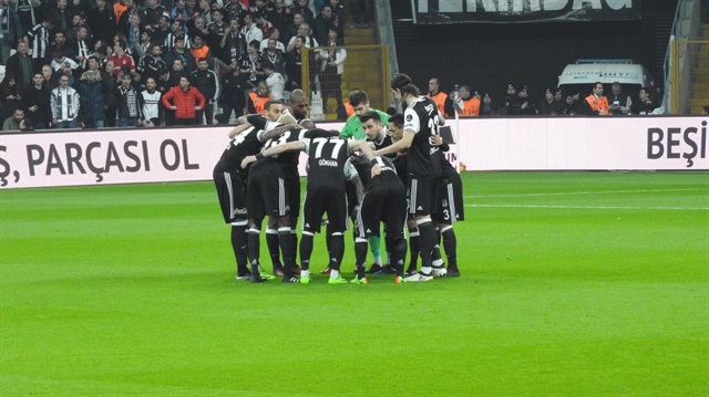 Beşiktaş'ta Gökhan Gönül ve Quaresma, Çaykur Rizespor maçında gördüğü sarı kartla cezalı duruma düştü.