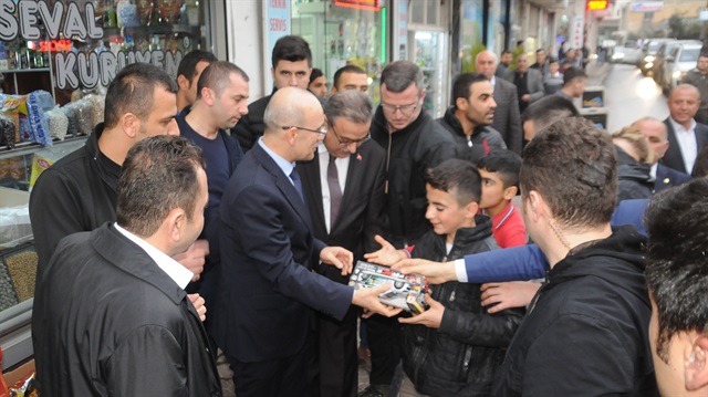Başbakan Yardımcısı Mehmet Şimşek, esnafla Kürtçe konuştu.