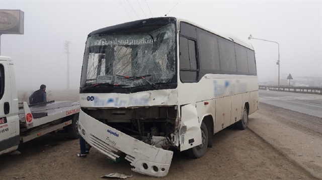 Sakarya'da yoğun sis nedeniyle zincirleme kaza meydana geldi, 9 kişi yaralandı. 
