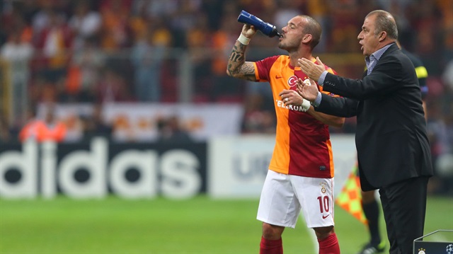 Galatasaray'ın yıldızı Wesley Sneijder'in Fatih Terim döneminde Ünal Aysal'ı soyunma odasında aradığı iddia edildi. 