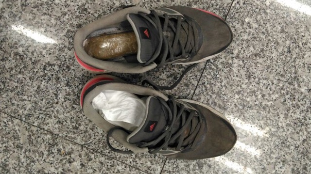 İzmir'de ayakkabılarının altına zulalanmış uyuşturucu ele geçirildi. 