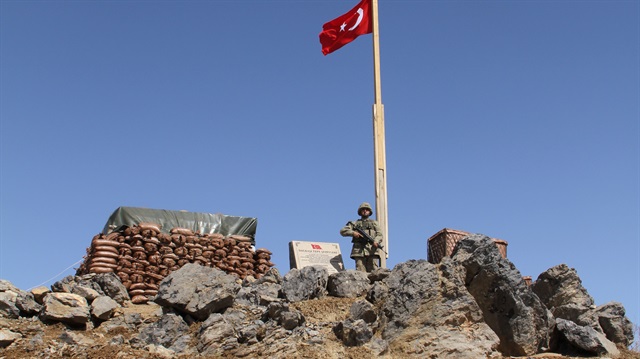 Dağbaşı Tepe'de son Mehmetçik'in şehit düştüğü noktada yaptırılan anıtın başında bir asker sürekli nöbet tutuyor. 