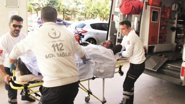 Düğündeki kavgada yaralananlar, 112 Acil Servis ekiplerince kentteki hastanelere kaldırıldı.