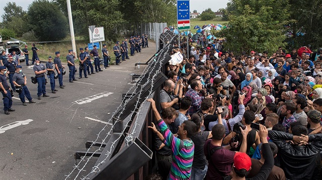 Macaristan, ülkedeki bütün mültecileri gözaltında tutacak yasayı onayladı.