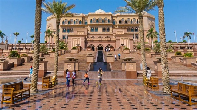 أبوظبي تفرض رسوماً جديدة على بعض أنشطة السياحة في الإمارة