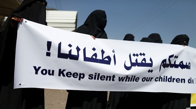 Yemenli kadınlar, 8 Mart Dünya Kadınlar Günü'nde başkent Sana'daki BM temsilciliği önünde gösteri düzenledi. Gösterilerde, Savaşı durdurun çocuklarımız ölüyor yazılı pankartlar taşındı.
