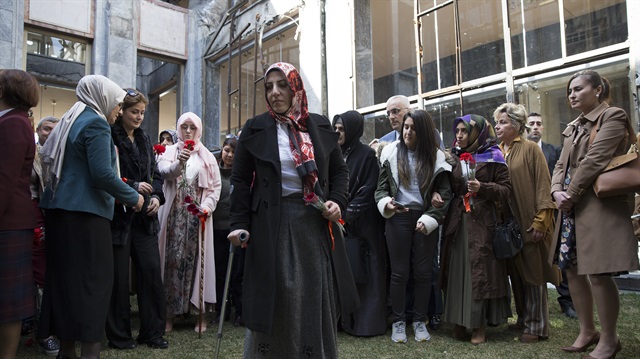 8 Mart Dünya Kadınlar Günü dolayısıyla 15 Temmuz Gazisi KadınlarTBMM'yi ziyaret etti. TBMM Başkanvekili Ayşe Nur Bahçekapılı'nın eşlik ettiği gazi kadınlar, darbe girişiminde meclisin bombalanan bölümlerini gezdi. Gazilerden Safiye Bayat, kadınların vatan söz konusu olduğunda tanklara, silahlara karşı koyup, şehadete yürüyecek cesarete sahip olduklarını söyledi.