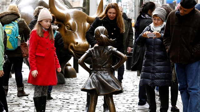 Cinsiyet eşitliği ve kadın yönetici sayısının azlığına dikkati çekmek için dünya borsasının kalbi Wall Street'in sembolü bronz boğanın karşısına ona meydan okuyan "korkusuz kız" heykeli konuldu. 