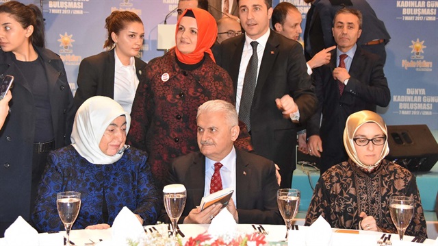 Başbakan Binali Yıldırım, İzmir'de iş, sanat, medya ve siyaset dünyasından kadınlarla bir araya geldi. 


