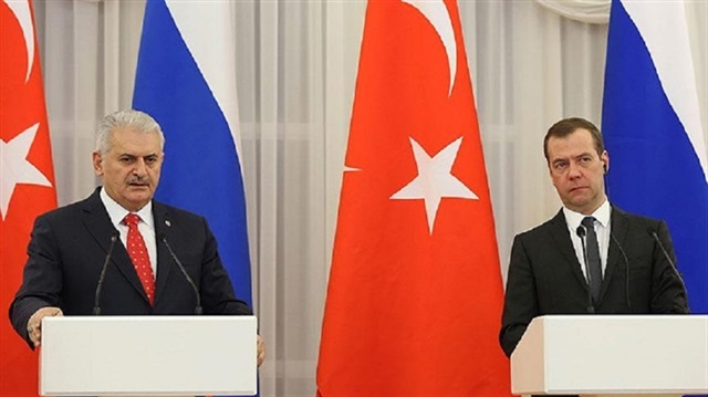Prime Minister Binali Yıldırım (L) and Russian Prime Minister Dmitry Medvedev (R).