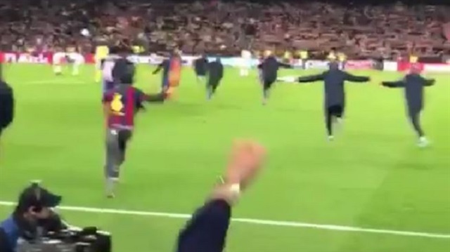 Barcelonalı bir tarafar PSG maçında atılan altıncı golün sevincini futbolcularla yaşarken bu detay hakemlerin gözünden kaçtı. 