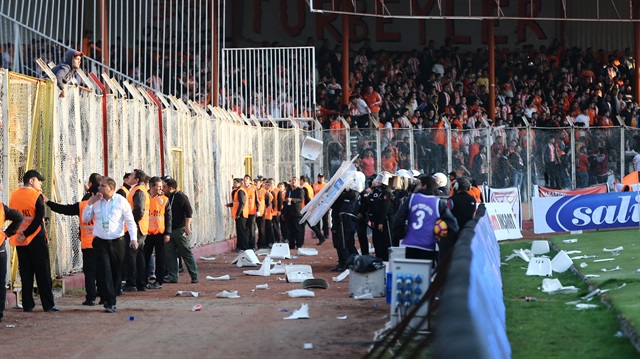 Adanaspor-Konyaspor maçında 82. dakikada ev sahibi ekibin tribünleri karışmış ve mücadele 17 dakika durmuştu.