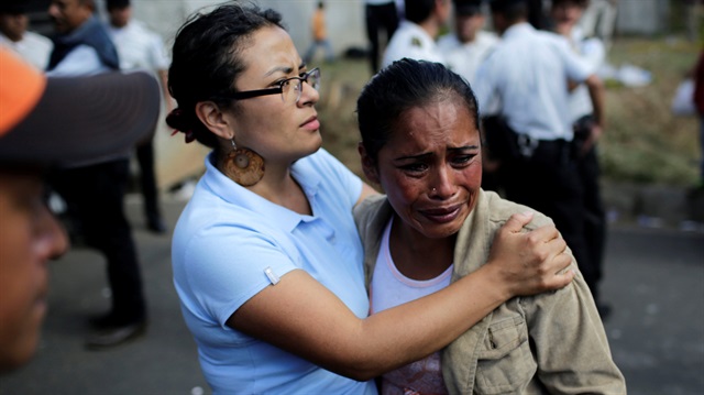 Orta Amerika ülkesi Guatemala'nın başkenti Guatemala kenti yakınlarında, bir çocuk sığınma evinde çıkan yangında en az 19 kız çocuğu hayatını kaybetti. Hayatını kaybeden çocukların yakınları, gözyaşlarına hakim olamadı. 