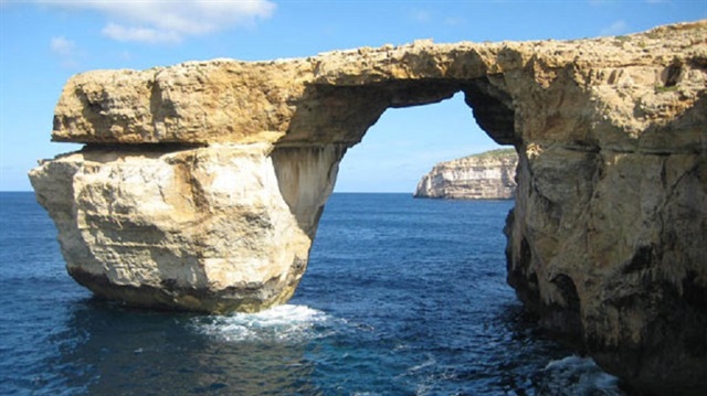Malta'nın ünlü kaya kemeri 'Azure Pencere' şiddetli fırtınaya dayanamayarak çöktü. 