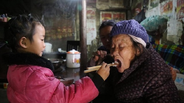 Annesinin terk ettiği Çinli Anna Wang, yaşıtları ile okula gitmesi gerekirken tek başına 92 yaşındaki anneannesi ve büyükannesine bakıyor.​ 