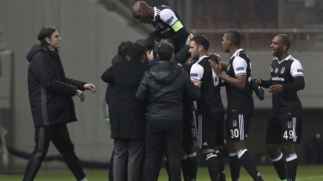 Beşiktaş, Aboubakar'ın golüyle Olympiakos deplasmanından 1-1'lik eşitlikle ayrıldı.