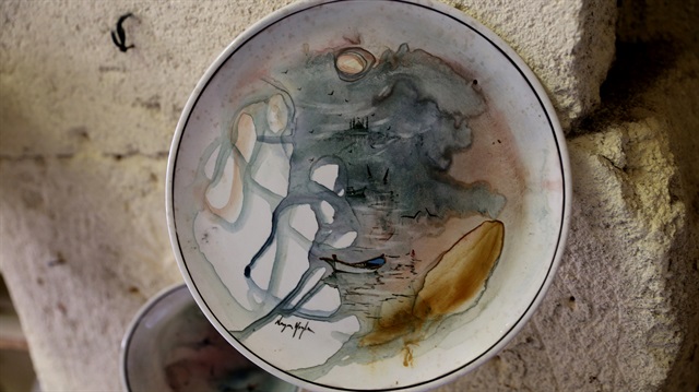 Noyan Yayla, ebru sanatı ile seramik tabaklara işlediği desenlerle özgün eserlere imza atıyor.