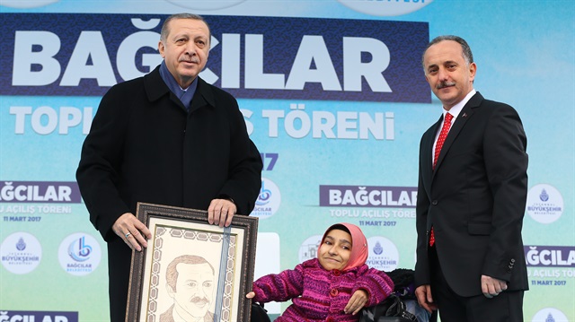 Bedensel engelli bir öğrenci, konuşmasının ardından Erdoğan"a, kendisinin çizdiği portresini hediye etti. 