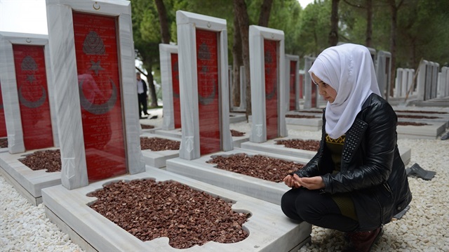 50 Suriyeli yetim, Çanakkale'de şehit düşen atalarının mezarlarının mezarı başında dua etti.
