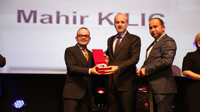 Serhat İbrahimoğlu, tvnet'in ödülünü Numan Kurtulmuş'tan aldı.