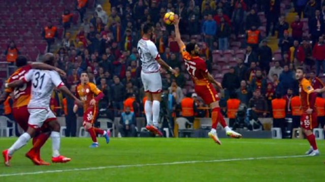 Galatasaray'da Tolga Ciğerci'nin bu pozisyonundan sonra Fırat Aydınus ikinci kez penaltı noktasını gösterdi. 