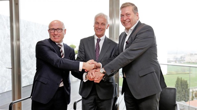 Tata Motors CEO'su Guenter Butschek, Volkswagen AG'nin CEO'su Matthias Mueller ve Skoda Auto'nun CEO'su Bernhard Maier, anlaşma sonrası poz verdiler.
