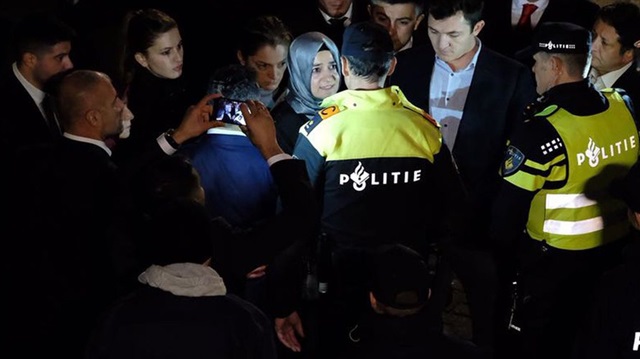 Aile ve Sosyal Politikalar Bakanı Fatma Betül Sayan Kaya, yolunu kapatan Hollanda polisine tepki gösterdi. 