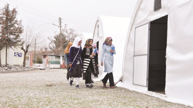 Depremin ardından öğrenciler ve öğretmenler, AFADtarafından okullara yakın güvenli bölgeye kurulan çadırlara geçerek, eğitim ve öğretimlerine devam ediyor.