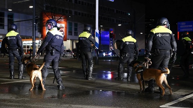 Faşizmin ne olduğunu merak edenler Hollanda polisini seyretti
