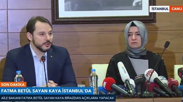 Bakan Kaya, Enerji Bakanı Berat Albayrak'la birlikte kameraların karşısında.