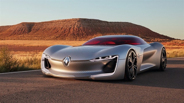 ​Renault Trezor, 0'dan 100 km hıza 4 saniyede ulaşabiliyor ve tam şarj edildiğinde 160 km ile 200 km arasında bir mesafe katedebiliyor.