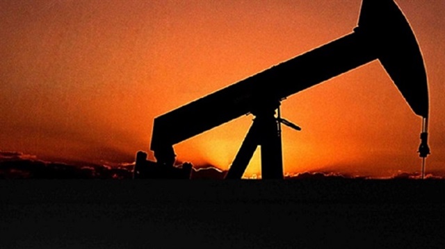 Brent petrolün varil fiyatı haftanın ilk işlem gününde 51 dolarda yatay seyir izliyor. 