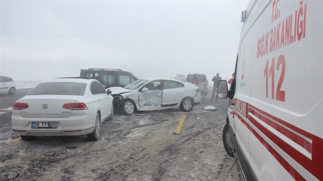 Kayseri’de zincirleme trafik kazası: 15 yaralı