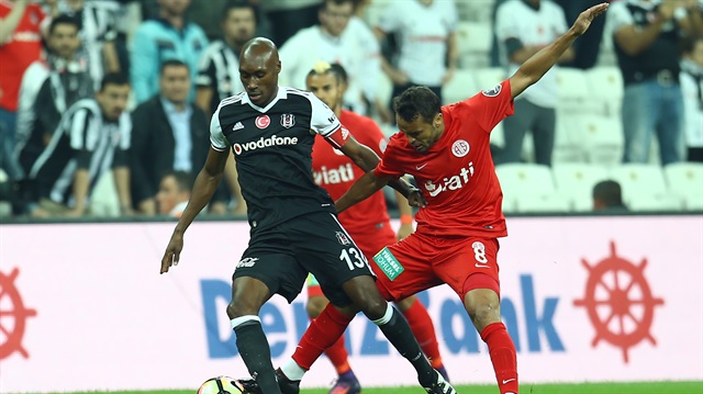 Kanada Milli Takımı'nda da görev yapan Atiba Beşiktaş'a 2013 yılında PSV takımından transfer olmuştu.