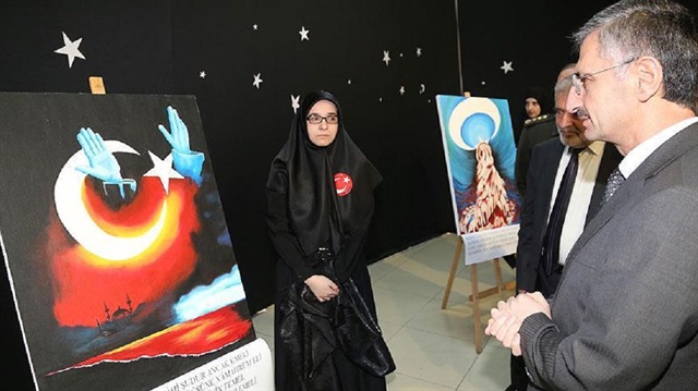 Rize Sosyal Bilimler Lisesi öğrencileri, İstiklal Marşı'nın 10 kıtasını ayrı ayrı resmettikleri tabloları sergiledi.​