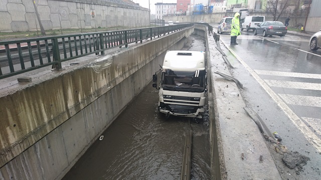 Başakşehir'de yağış ve aşırı hız nedeniyle kontrolden çıkan tır önce bariyerlere çarptı ardından dereye uçtu.