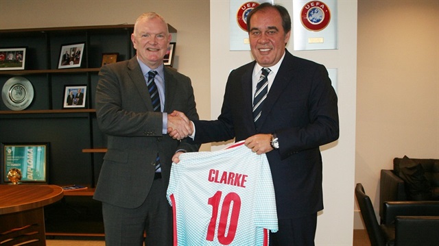 Yıldırım Demirören, Clarke'e Türk Milli Takım forması hediye etti.