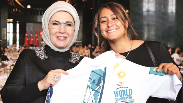Yemeğe katılan sörfçü Lena Erdil imzaladığı tişörtü Emine Erdoğan'a hediye etti.