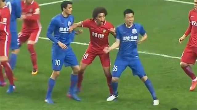 30 yaşındaki Çinli futbolcu Sheng Qin, duran topta rakibinin ayağına kasti bir şekilde basarak kırmızı kart gördü.