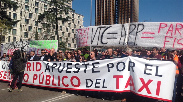 İspanyada taksiciler bugün grevdeydi. Ailelerimiz için mücadele ediyoruz diyen taksiciler uluslararası özel taksi şirketleri Madrid ve Barselona'da Uber ve Cabifyi haksız rekabet yarattıkları gerekçesiyle protesto etti. 
