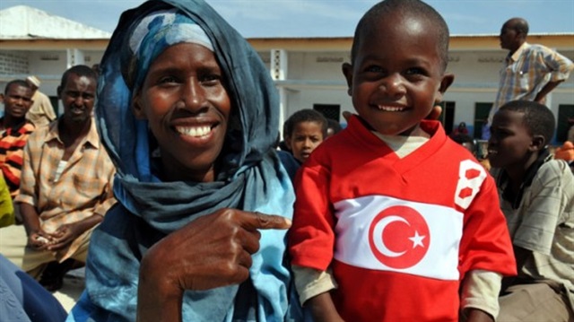 Somali'deki bir çocuk, üzerinde ay-yıldızlı Türkiye forması...