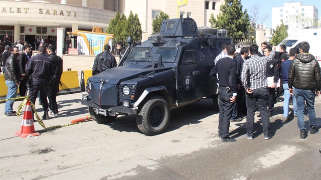 Adliye önünde çıkan kavgada  3'ü polis 6 kişi yaralandı. 