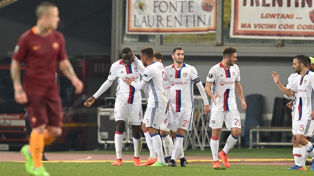  Lyon kupanın iddialı ekibi Roma'ya deplasmanda 2-1 mağlup oldu fakat evindeki ilk karşılaşmayı 4-2 kazandığı için çeyrek final biletini aldı.​