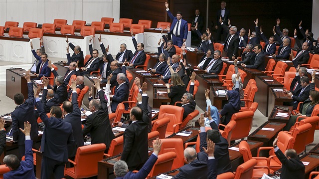 Türkiye'de parlamenter sistem büyük krizlere yol açtı.
