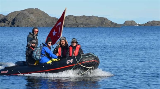Türk bilim adamları Antartika’da Türk bayrağını dalgalandırdı.