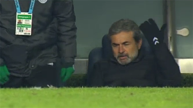 Aykut Kocaman, takımının 2-1 öne geçtiği gole sinirlenir gibi bir tepki verince sosyal medyada ilginç mesajlar yazıldı. 