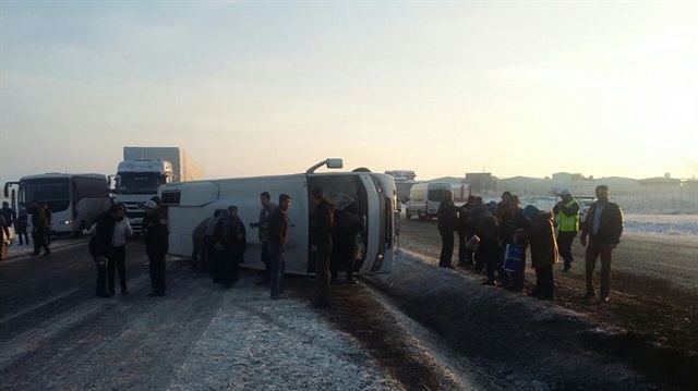 Niğde-Kayseri yolunda  meydana gelen trafik kazasında 12 kişi yaralandı.