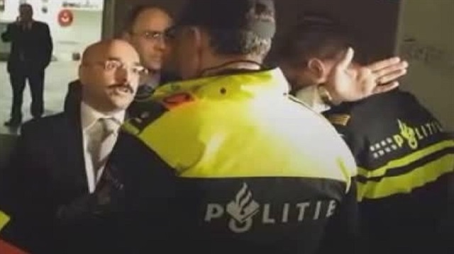 Türkiye'nin Rotterdam Başkonsolosu Sadin Ayyıldız Hollanda polisi tarafından Bakan Kaya'nın yanına gitmesi böyle engellenmişti.