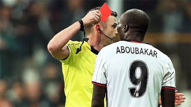 Aboubakar gördüğü kırmızı kartla taraftarların tepkisini çekmişti. 